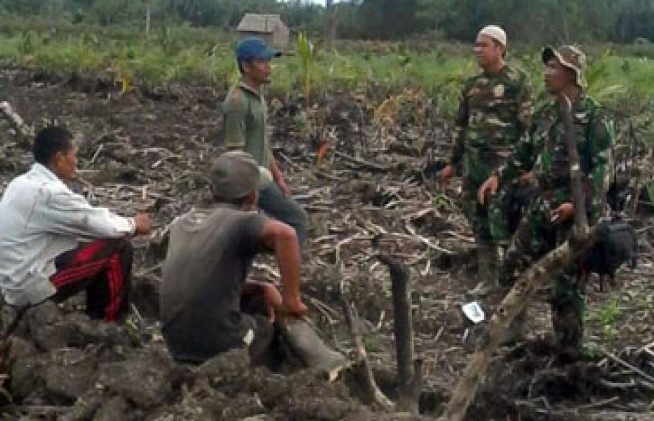 Babinsa Ajak Petani di Inhil Cegah Karlahut