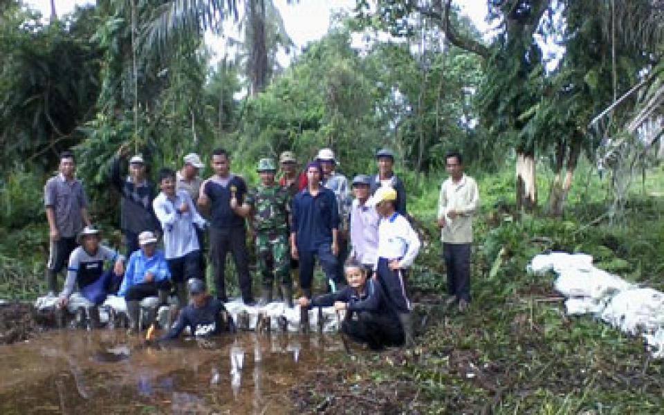 Babinsa Koramil 05/GAS Goro Bangun Kanal Blocking