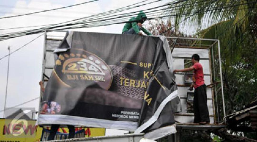 Bongkar Reklame Rokok yang Masih Terpajang