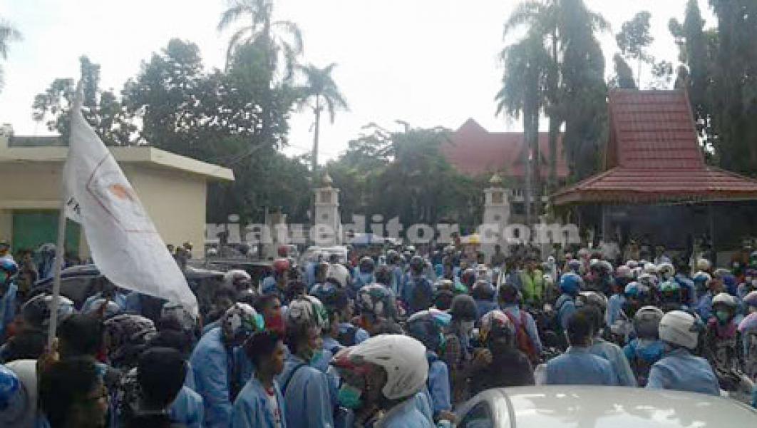 Buntut Kekerasan Oknum Pemprov, Ribuan Mahasiswa Demo Kantor Gubri