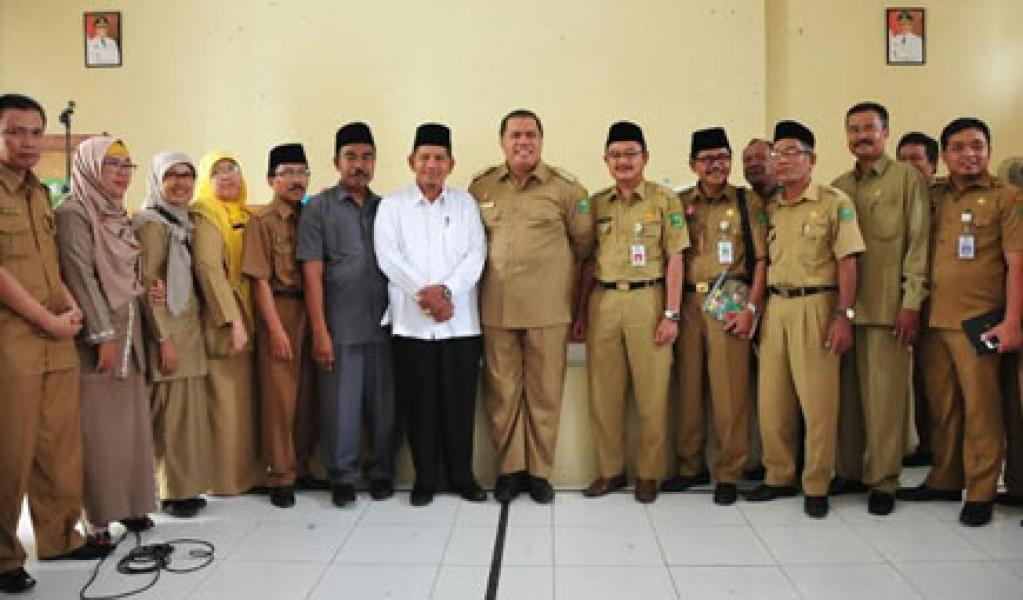 Bupati Yopi Minta Kepala Sekolah dan Guru Bekerja Profesional