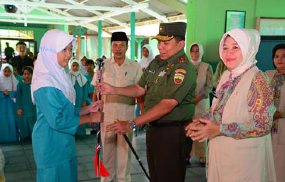 Danrem 031/Wirabima Serahkan Drumband ke SD Kartika Jaya