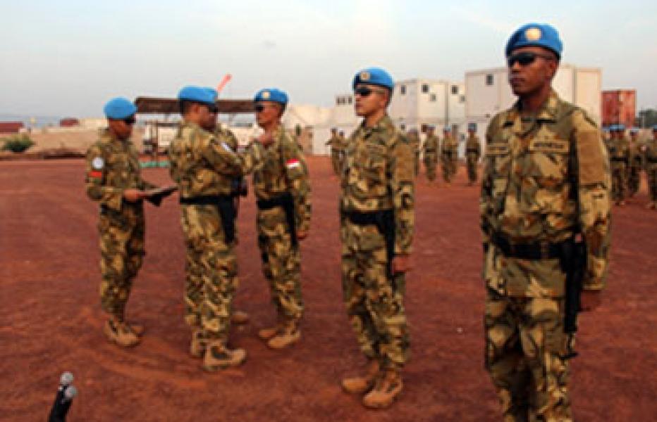 Dansatgas Kizi TNI Pimpin Upacara Kenaikan Pangkat di Afrika