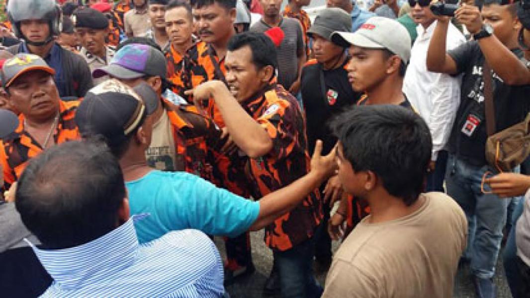 Demo Ratusan Mahasiswa di Kediaman Plt Gubri Nyaris Ricuh dengan Massa Ormas