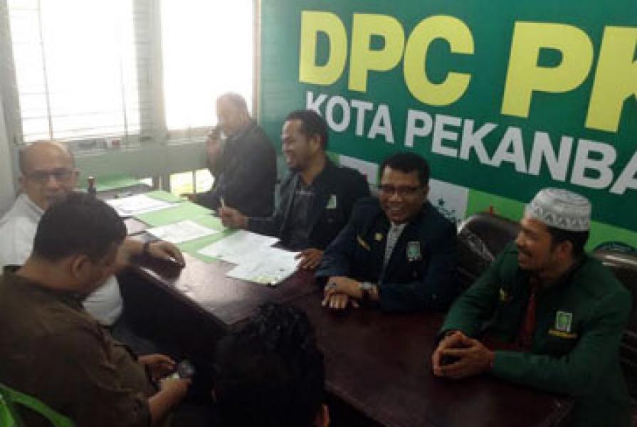 Dheni Kurnia Kembalikan Formulir ke DPC PKB