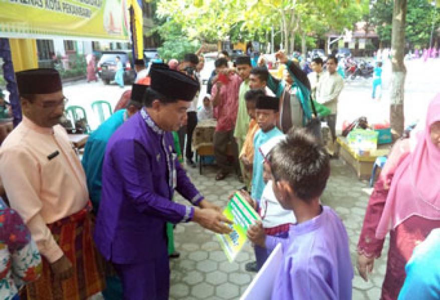 Disdik Salurkan Zakat Kepada 207 Siswa se UPTD Tampan