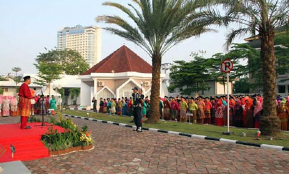 HUT Bank Riau Kepri ke 50, Karyawan BRK Terima Penghargaan