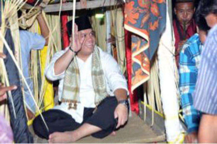 Hadiri MTQ Rakit Kulim, Bupati Inhu Di‪arak Gajang Serong