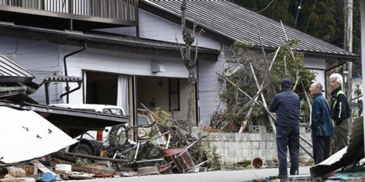 Jepang Diguncang 6,4 SR, Rumah Roboh Jalan Retak