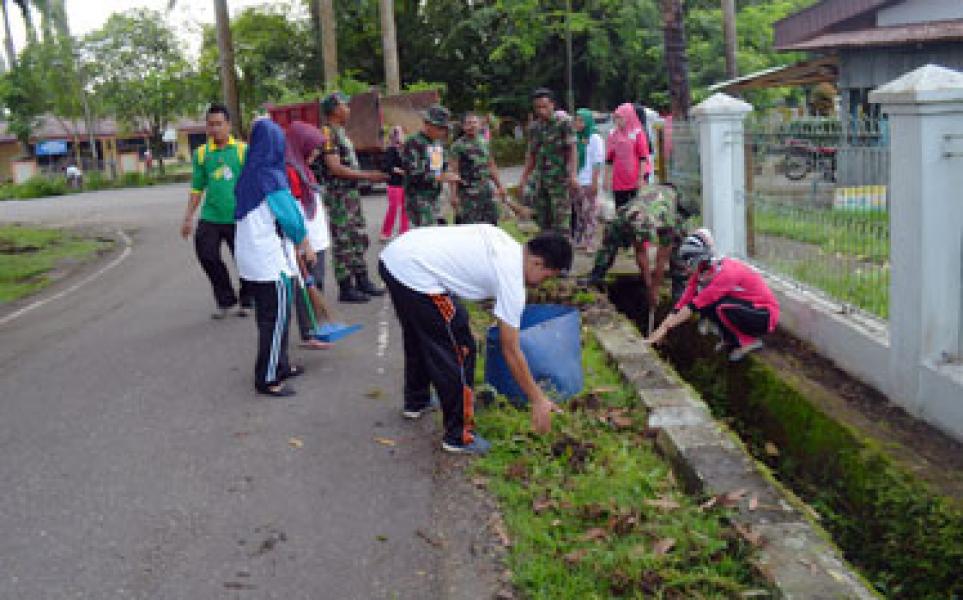 Kegiatan Karya Bhakti TNI Satkowil di Desa Koto Taluk Kuantan Tengah