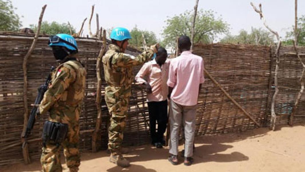 Kontingen Garuda XXXV-B/Unamid Bantu Warga Lokal di Darfur Barat  
