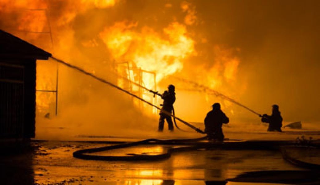 Kuil Penuh Pengunjung Terbakar, Puluhan Orang Tewas