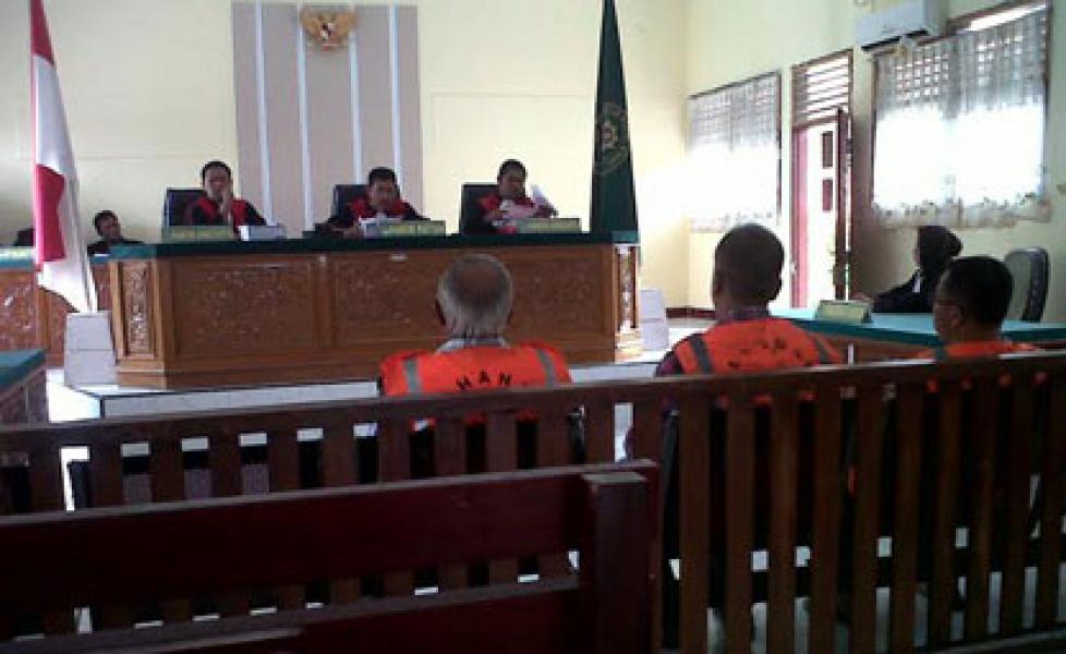 Majelis Hakim Pertimbangkan Pengajuan Izin Berobat Terdakwa Karlahut