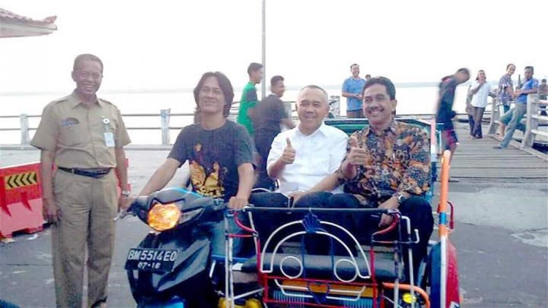 Naik Becak Motor, Plt Gubri Sapa Masyarakat Kepulauan Meranti