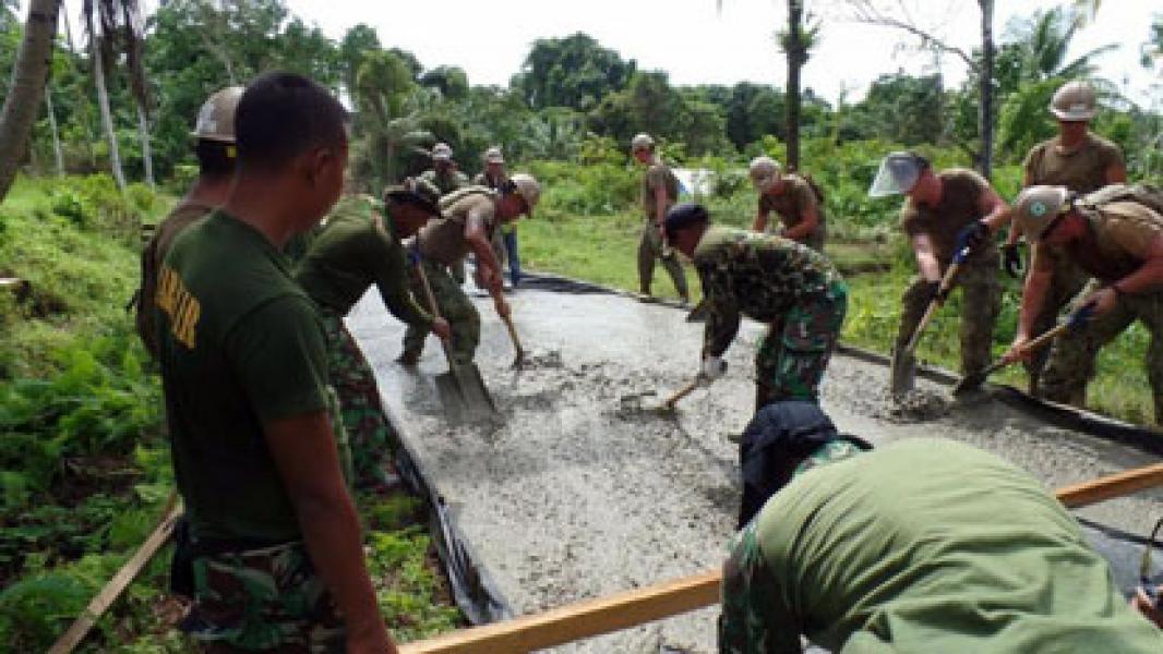 Pasukan US Navy dan Marinir Indonesia Perbaiki Jalan di Kepulauan Mentawai  