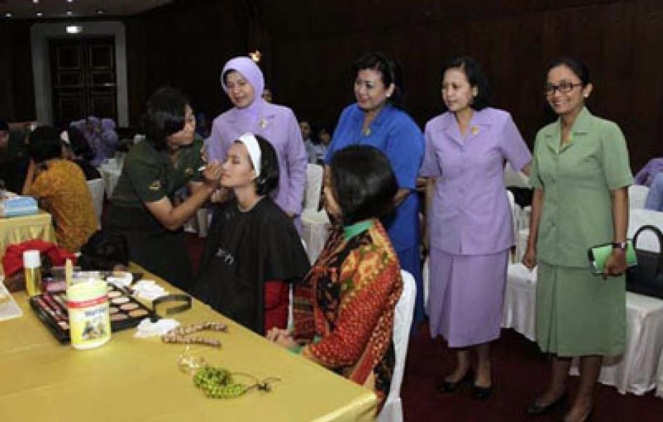 Peringati HUT ke-52, Dharma Pertiwi Gelar Lomba Rias Wajah dan Rambut