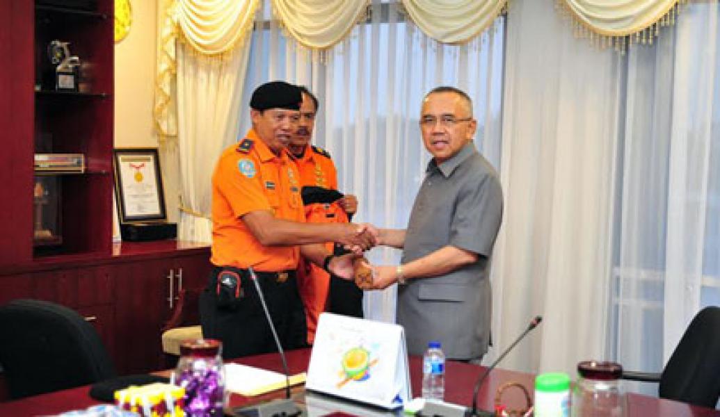 Plt Gubri Terima Penghargaan Warga Kehormatan BASARNAS