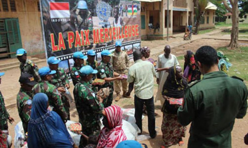 Prajurit TNI di Afrika Bagikan 2.000 Baju Batik Untuk Warga Lokal