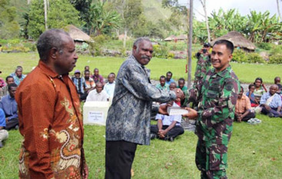 Satgas Yonif 509/Kostrad Sumbangkan 27.500 Alkitab