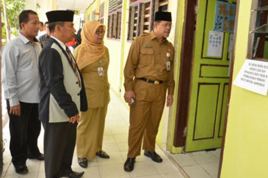 Sekda Bengkalis Tinjau Pelaksanaan UN di Kecamatan Bengkalis dan Bantan