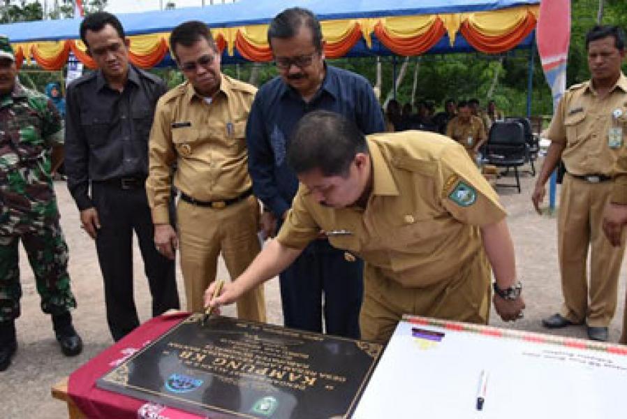 Sukseskan Kampung KB, Bupati Amril Tandatangani Prasasti