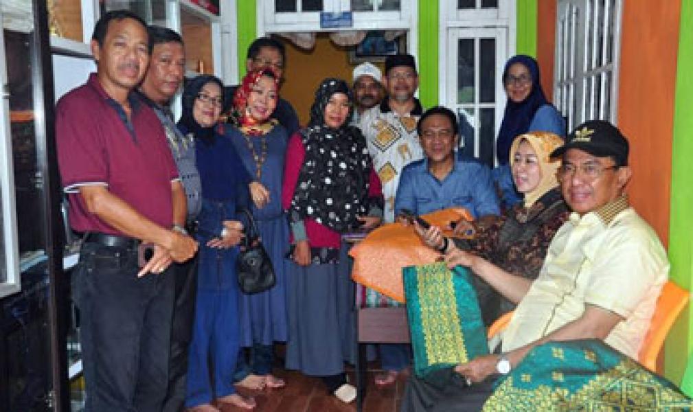 Tertarik Tenun Lejo, Bupati Inhil Kunjungi Desa Sebauk Bengkalis