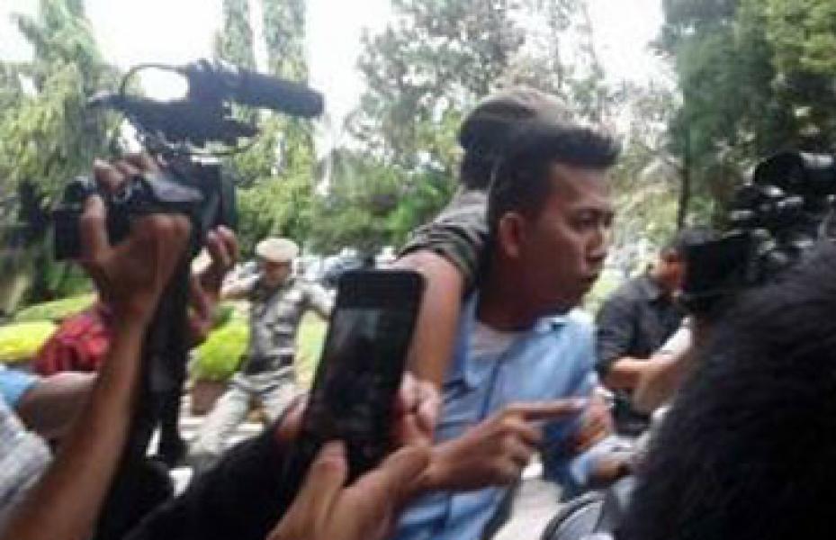 Tiga Mahasiswa Bentangkan Spanduk disaat Rakor KPK Berlangsung