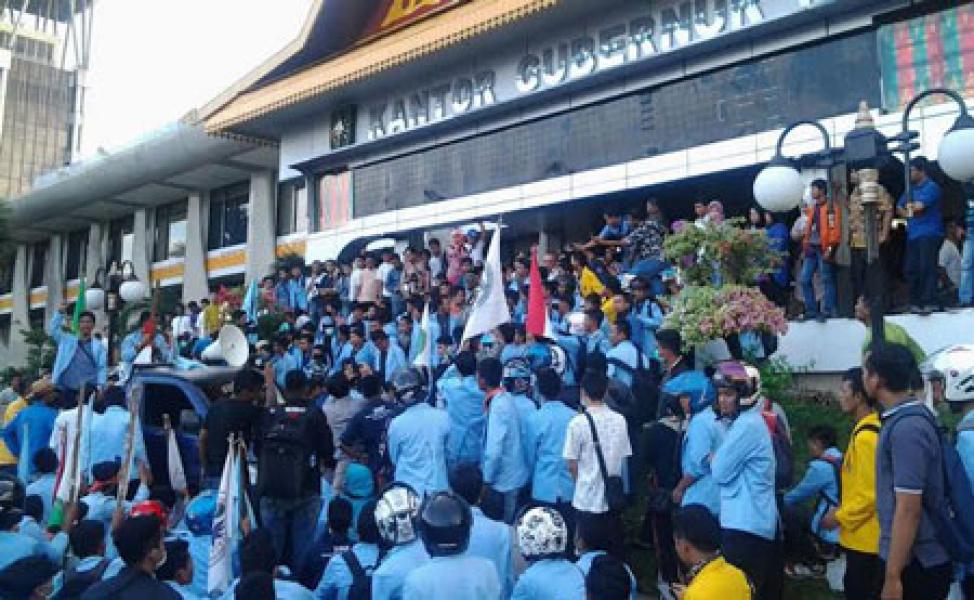 Tuntut Surat Pencopotan PNS Anarkis, Mahasiswa Ancam Bakar Kantor Gubri