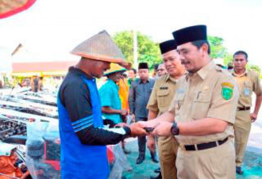 Wabup Inhu Serahkan Bantuan Hand Traktor Kepada 16 Poktan