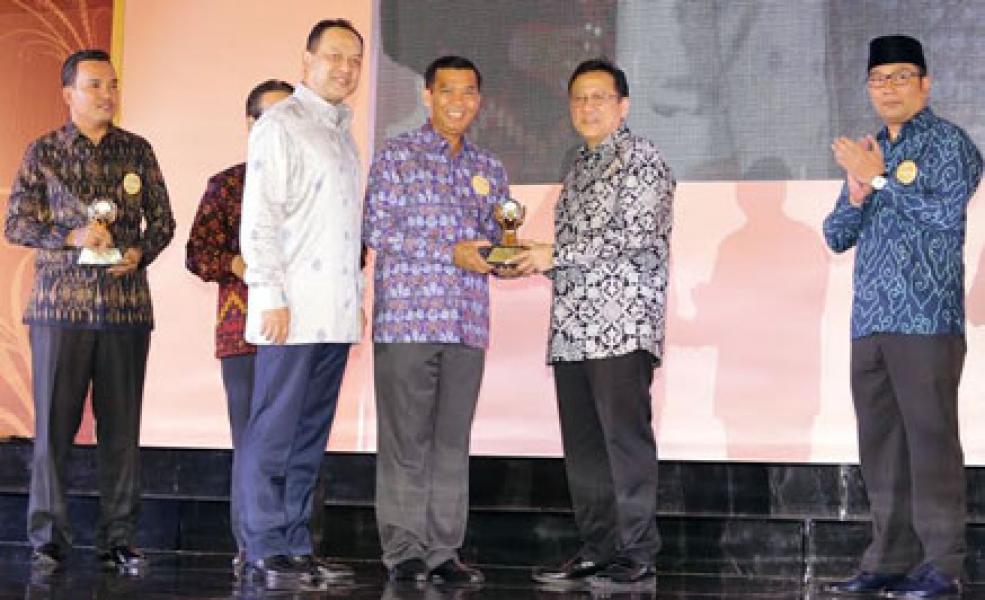 Walikota Pekanbaru Kembali Terima Dua Penghargaan Bergengsi Nasional