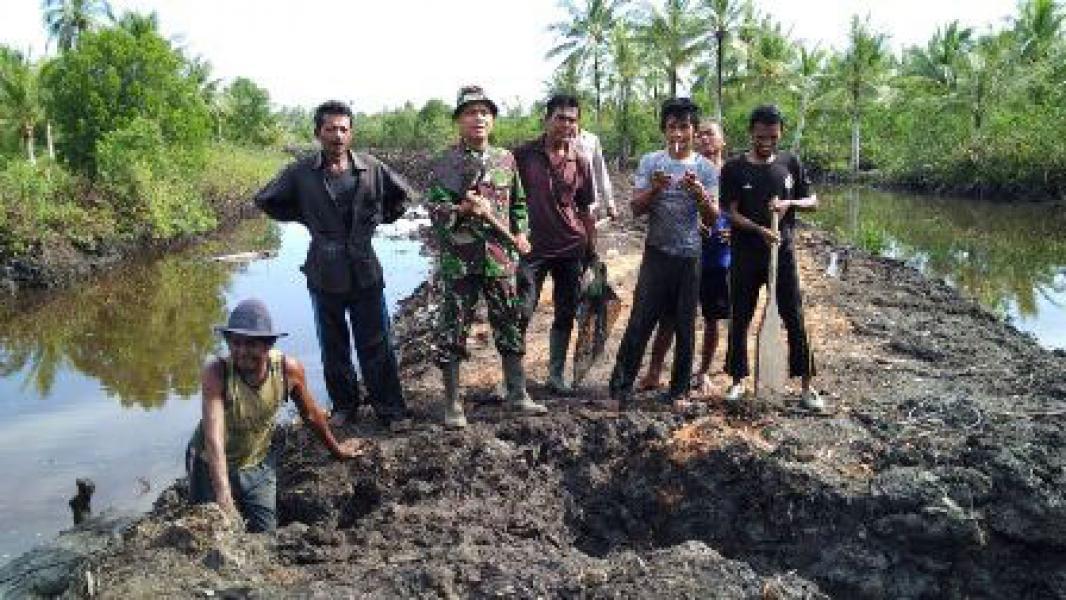 Babinsa Koramil 08/Mandah Lakukan Perbaikan Jalan Tembokan
