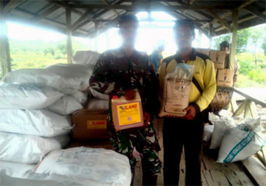 Babinsa Koramil 15/Kuala Kampar Saksikan Penyerahan Bantuan Program Tanam Padi Ip200 Kepada Kelompok Tani