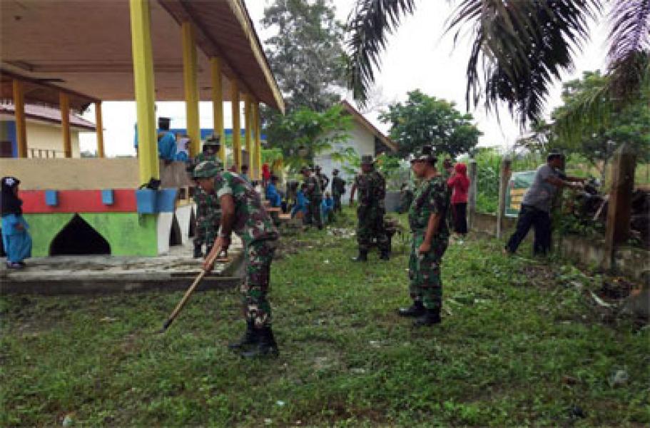 Babinsa Koramil 16/Tapung Gelar Jumat Bersih Di TK Mutiara Bunda Petapahan  