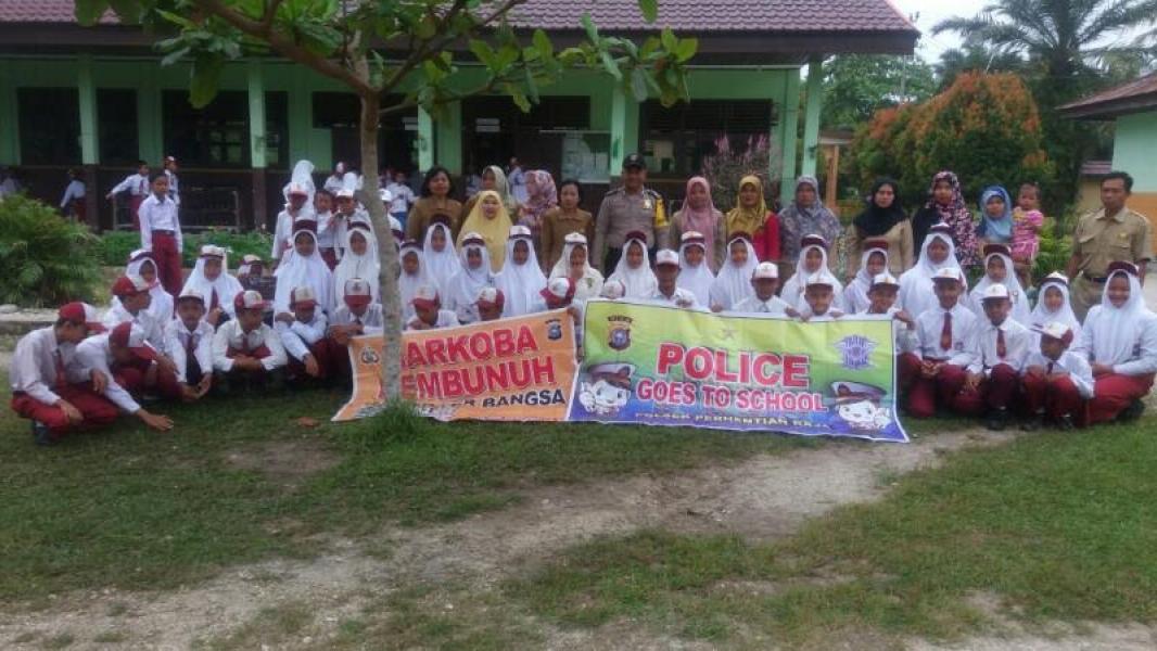 Cegah Perilaku Menyimpang Sejak Usia Dini, Sejumlah Personil Polsek Perhentian Raja Laksanakan Giat Police Go To School