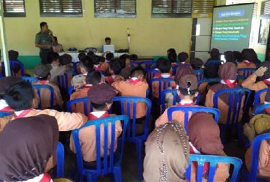 Danramil 03/Tempuling Beri Pembekalan Bela Negara Dan Cinta Tanah Air Kepada Pramuka Penggalang