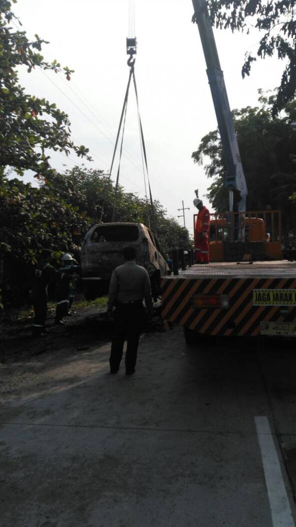 Diduga Korsleting, Mobil Minibus Terbakar di Dumai