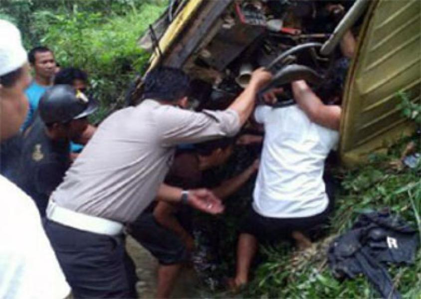 Diduga Rem Blong, Dumtruk Terjun ke Sungai Paku, Kernet Luka Berat