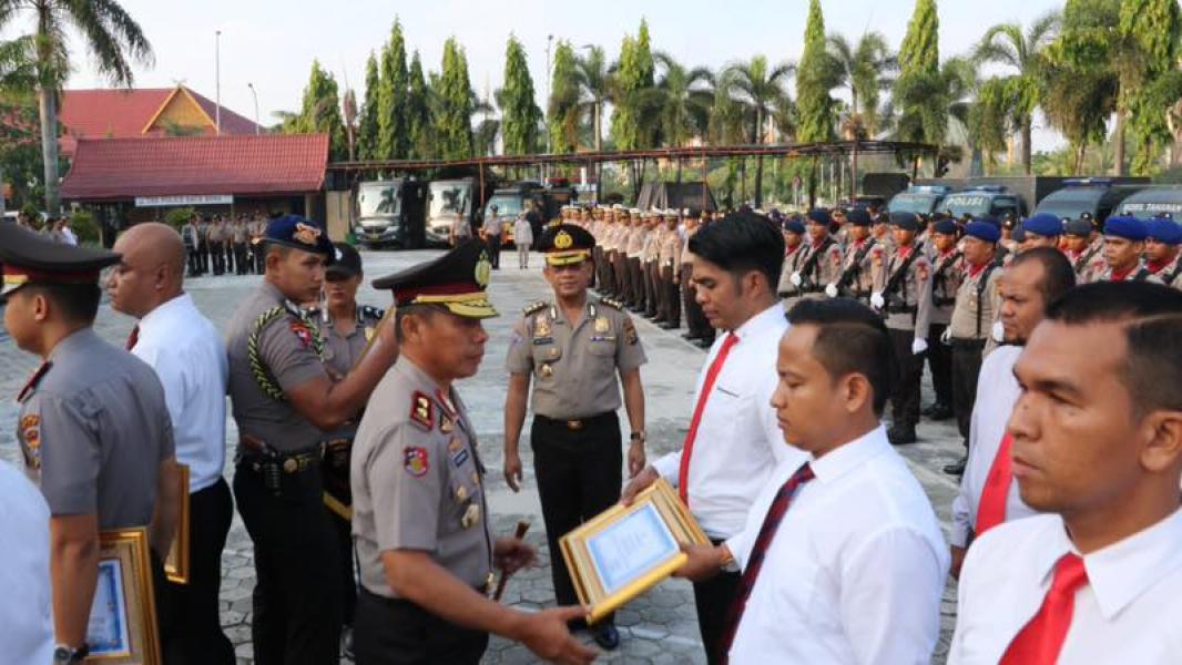 Kapolda Riau Berikan Penghargaan Kepada 14 Personil Berprestasi Ungkap Kasus Narkoba