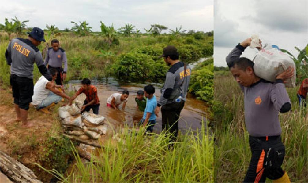 Kapolsek Ikut Angkat Karung, Bangun Sekat Kanal di Batu Hampar