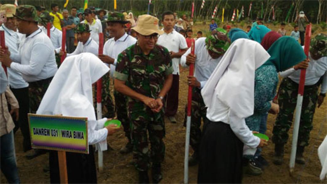 Kasiter 031/Wira Bima Dampingi Gubri Pada Acara Gerakan Tanam Jagung 