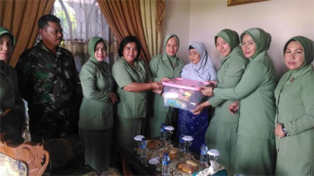 Ketua Persit Korem 031/WB dan Kodim 0313/Kpr Besuk Anggota Persit Penderita Tumor Otak