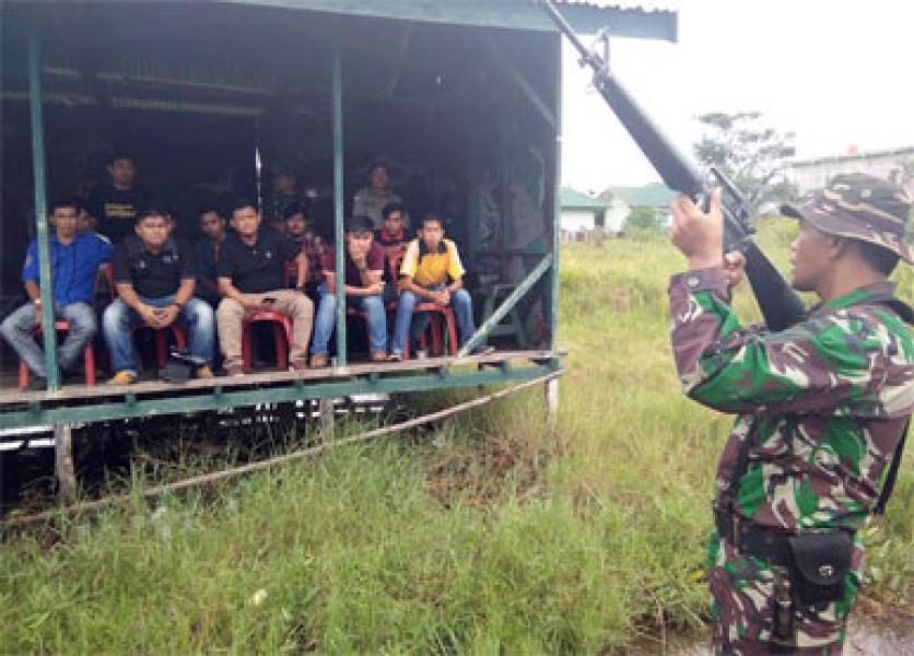 Kodim 0314/Inhil Ajak Insan Pers Latihan Menembak