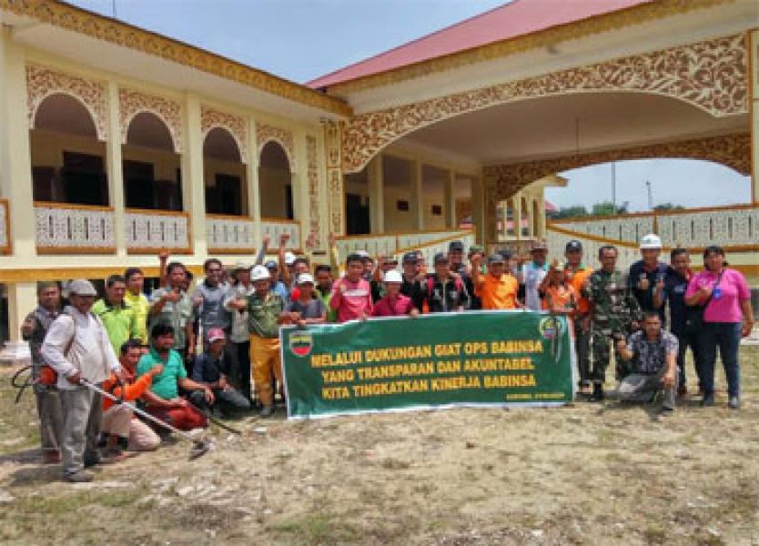 Koramil 03/Bunut Goro Bersama Pembersihan Istana Sayap Di Kelurahan Pelalawan