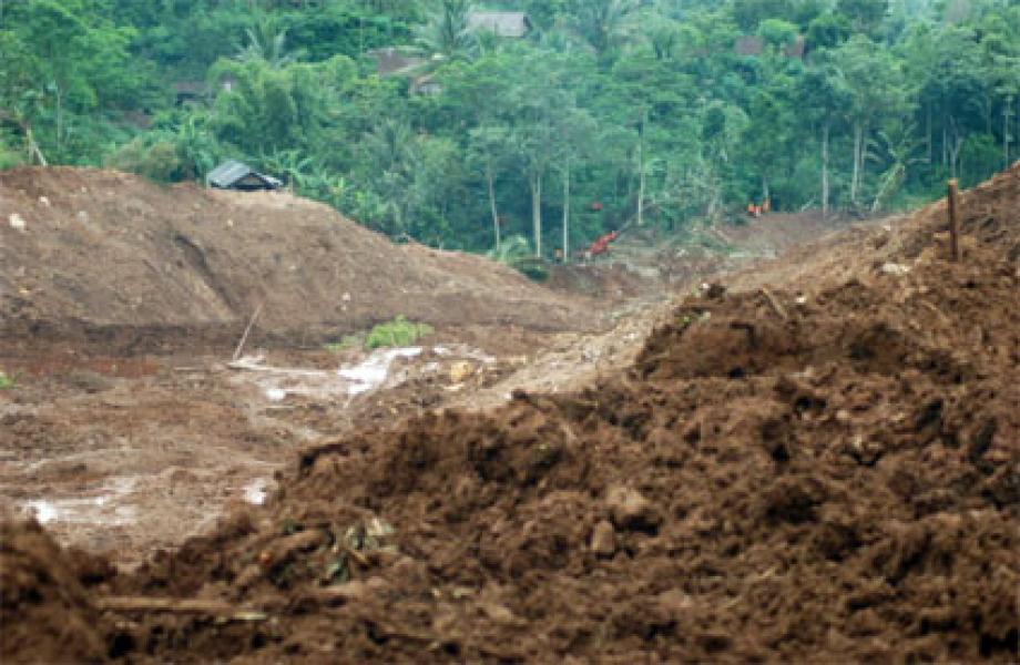 Panik! Longsor Susulan Landa Ponorogo, Tim SAR Berhamburan Selamatkan Diri