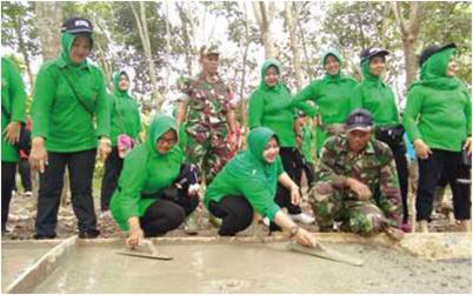 Persit Inhu Turut Berikan Semangat Prajurit di Lokasi TMMD