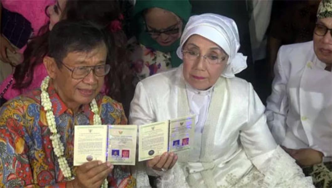 Sah! Nani Widjaja Resmi Dinikahi Ajip Rosidi