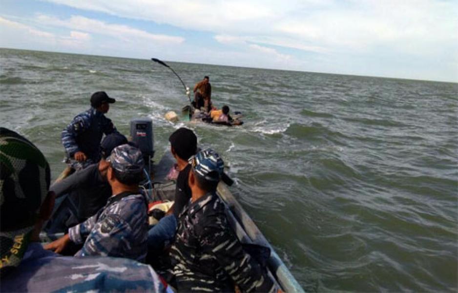 Sampan Patah, Nelayan Panipahan dan Anaknya Diselamatkan TNI-AL