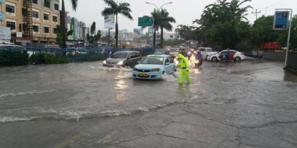 Sejumlah Ruas Jalan di Pekanbaru Tergenang Banjir, Kasat Lantas Himbau Pengendara Berhati-Hati