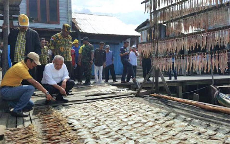 Tinjau Pasar Ikan di Inhil, Gubri Pastikan Potensi Perikanan Riau