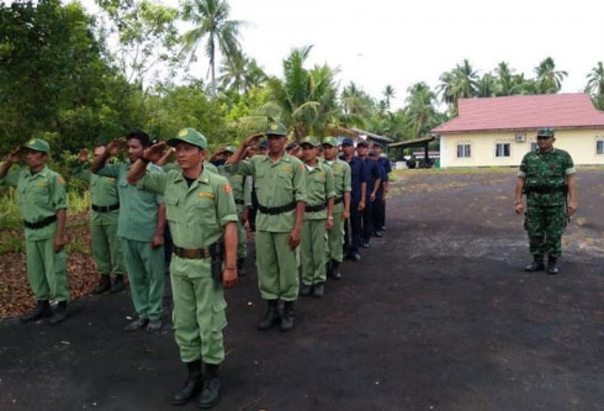 Babinsa Koramil 01/Bengkalis Beri Pelatihan PBB Dan Wasbang pada Linmas Kecamatan Bantan